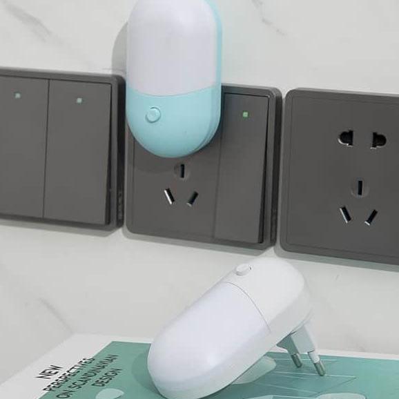 Lampka nocna LED do gniazdka dwukolorowa