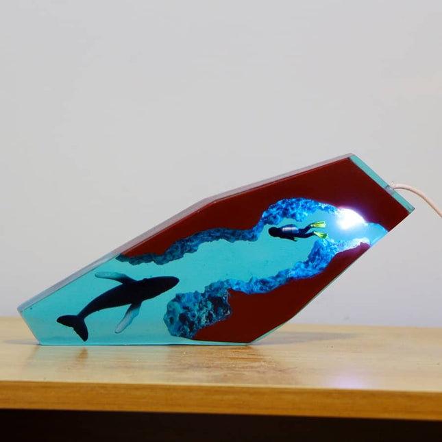 Lampa z żywicy epoksydowej z wielorybem