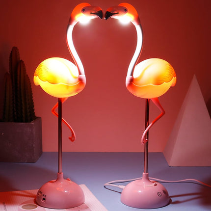 Różowa lampka na biurko w kształcie flaminga