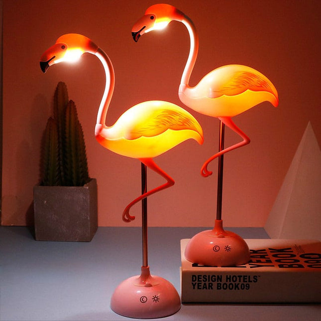 Różowa lampka na biurko w kształcie flaminga