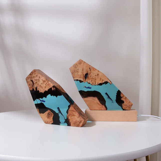 Lampa z drewna i żywicy wieloryb