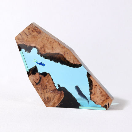 Lampa z drewna i żywicy wieloryb