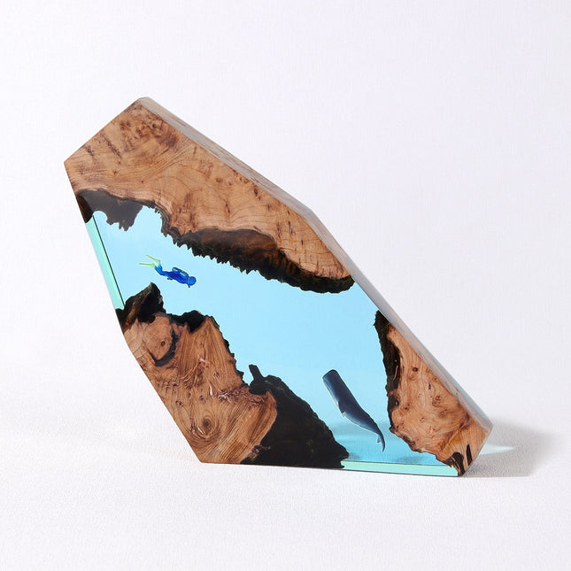 Lampa z drewna i żywicy wieloryb