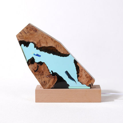 Lampa z drewna i żywicy wieloryb