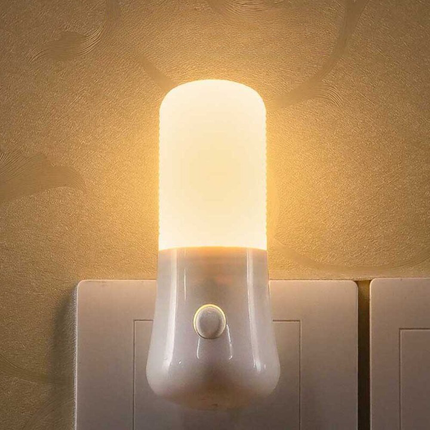 Lampka nocna do kontaktu ciepłe światło