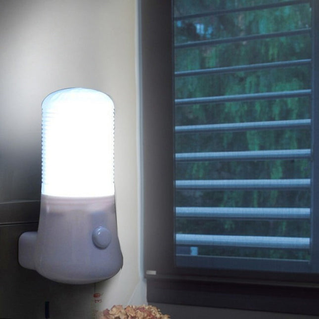 Lampka nocna do kontaktu zimne światło