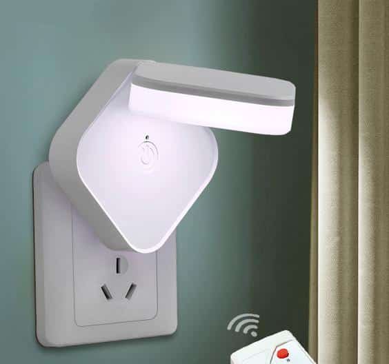 Ścienna lampka nocna do kontaktu z pilotem